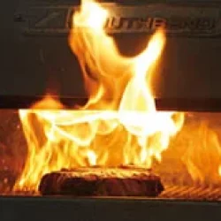 Erleben_BBQs_klein1 Steak wird mit Feuerflamme angebraten