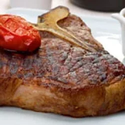 Erleben_BBQs_klein2 Steak angerichtet mit Tomaten und einer Soße in einem extra Schälchen
