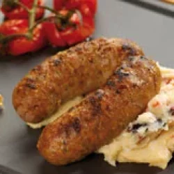 Erleben_BBQs_klein3 Angerichteter Teller mit Kartoffelpüree, Grillwurst und Tomaten