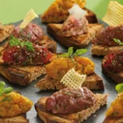 Erleben_BBQs_klein4 Kleine Häppchen Brot mit Beef Tatar und Hähnchen