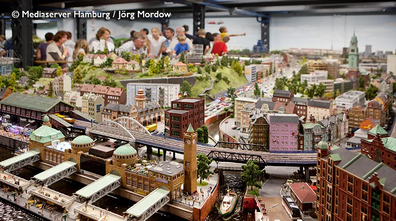 Hamburger Miniaturlandschaft mit Gebäuden, Brücken und Wasserwegen im Miniatur Wunderland