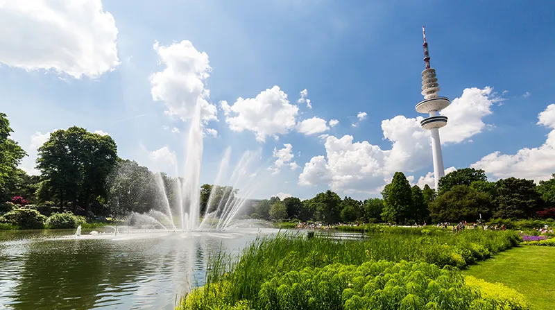 Teich mit Wasserfontäne in Planten un Blomen und Hamburger Fernsehturm im Hintergrund