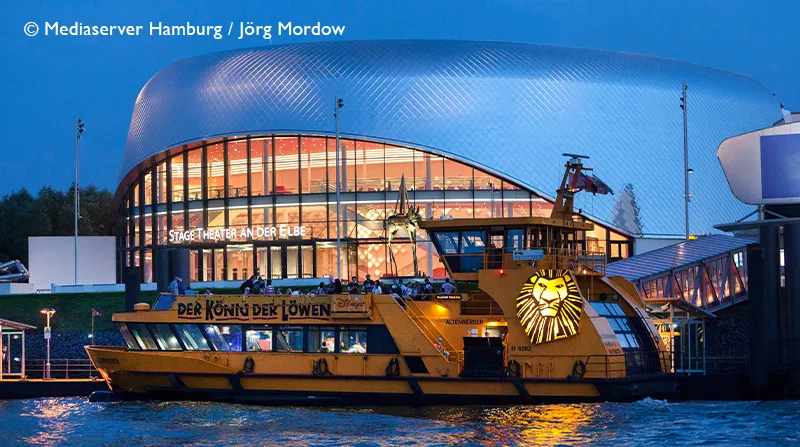 Stage Theater an der Elbe mit Fähre des Musicals „Der König der Löwen“