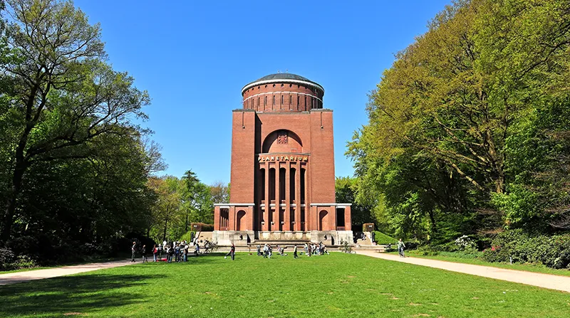 Hamburger Planetarium im Stadtpark vor einer grünen Wiese