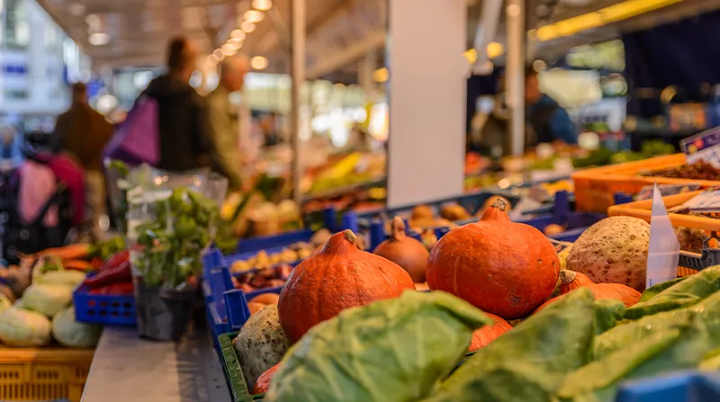 Frisches Gemüse und Kürbisse an einem Hamburger Wochenmarktstand